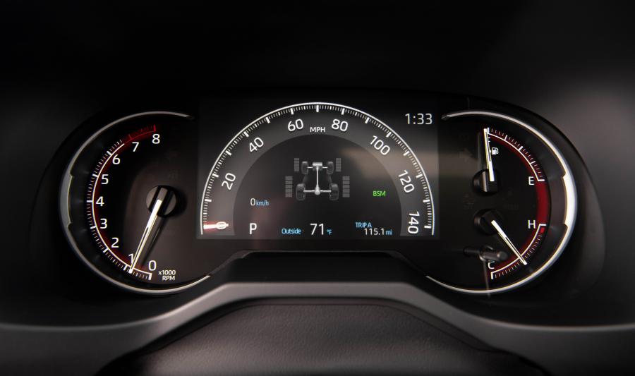 Панель приборов Toyota RAV4 Adventure 2018 года  (NA) (фото 87 из 196)